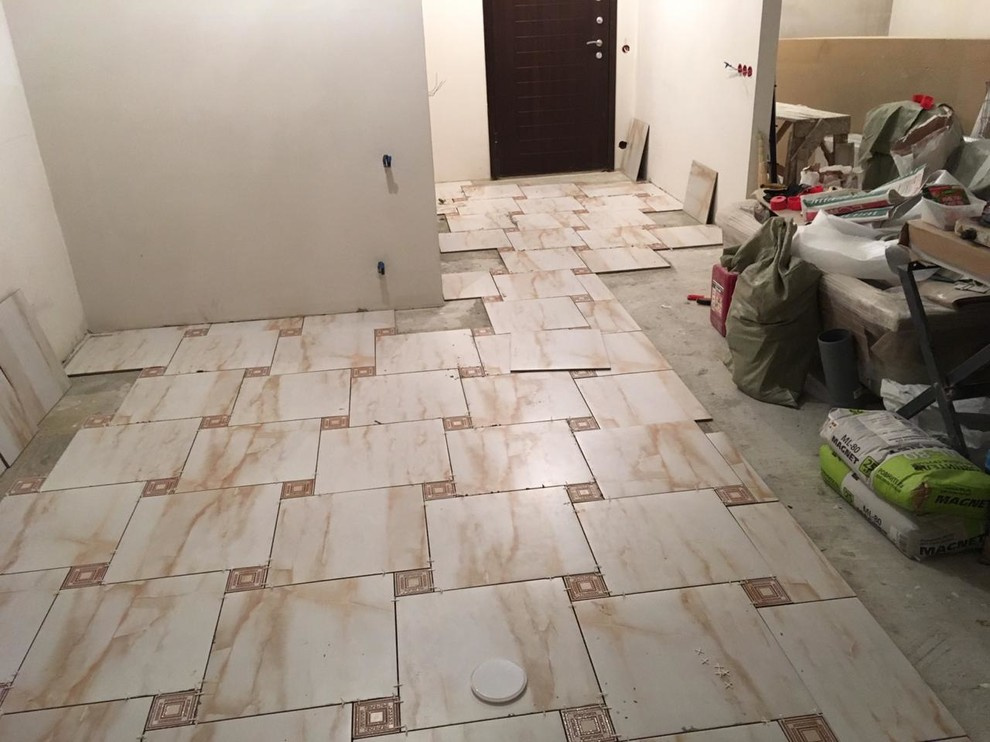 Процесс укладки плитки