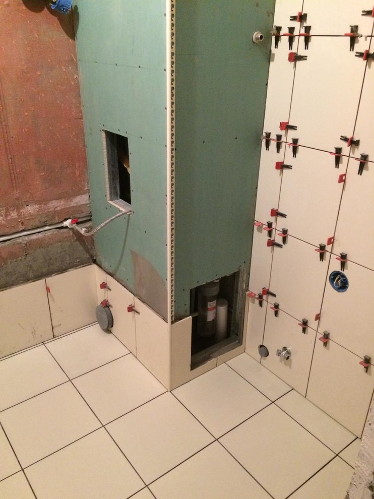 Процесс укладки плитки