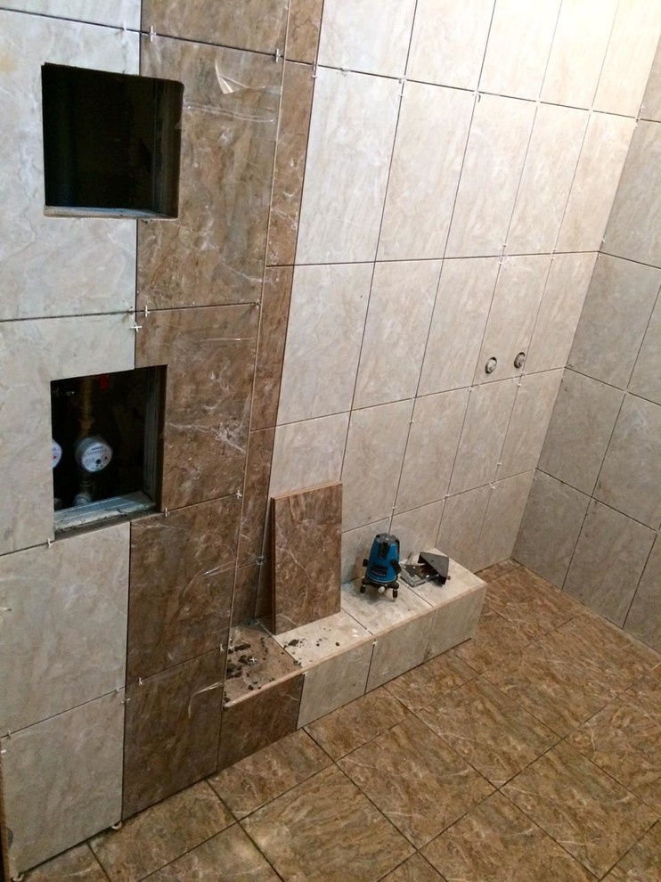 Процесс укладки плитки