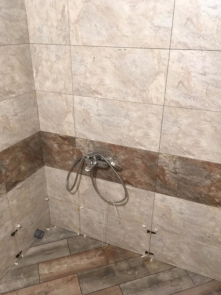 Процесс укладки плитки