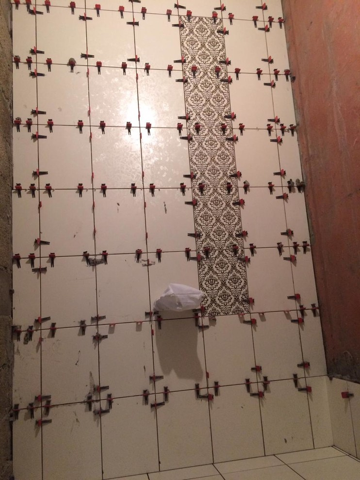 Процесс укладки плитки