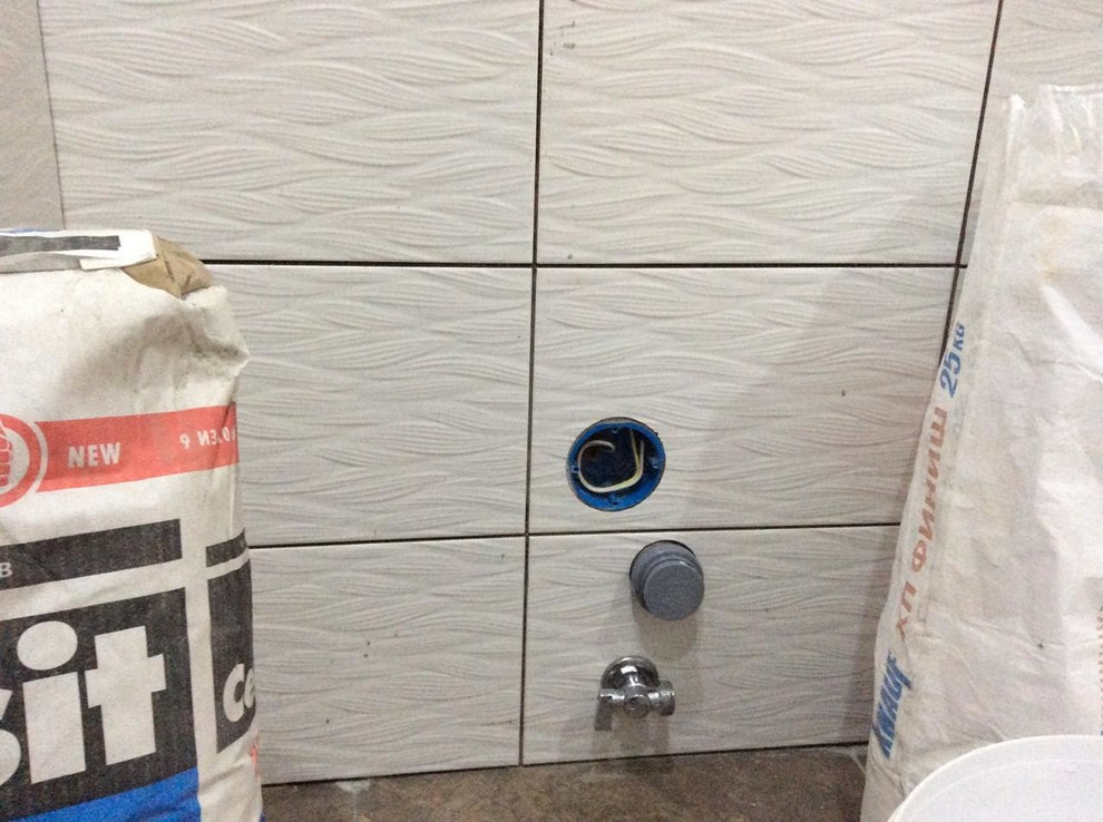 Процесс укладки плитки