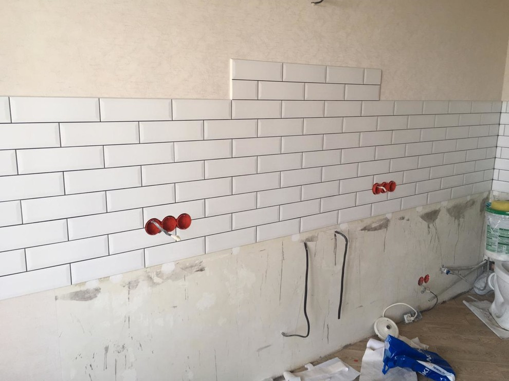 Процесс укладки плитки