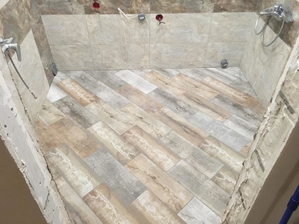 Процесс укладки плитки