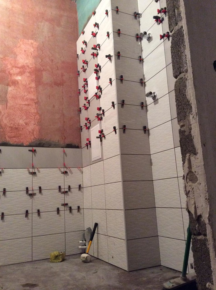 Процесс укладки плитки