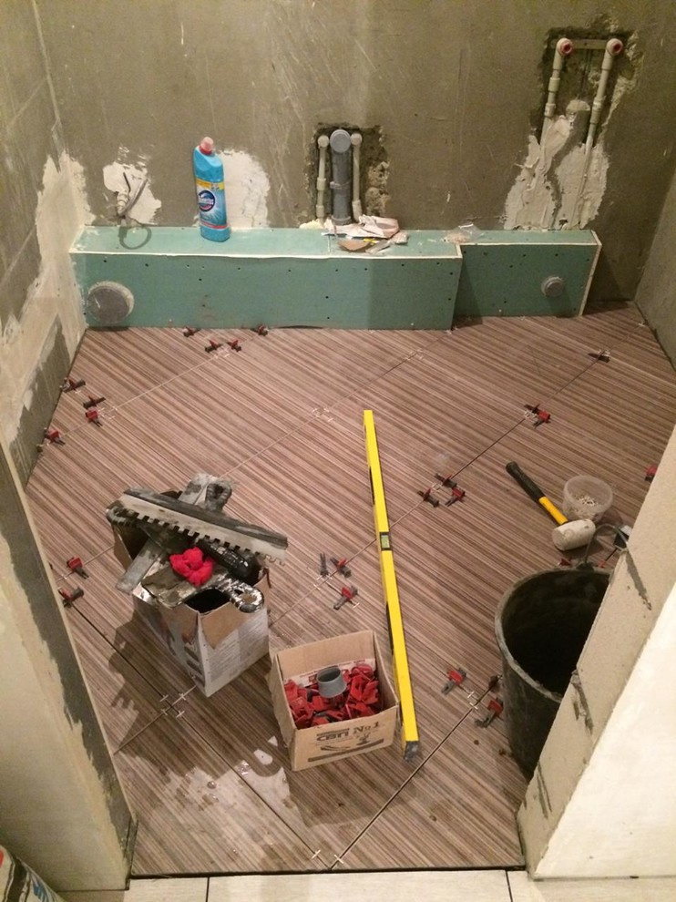 Процесс укладки плитки