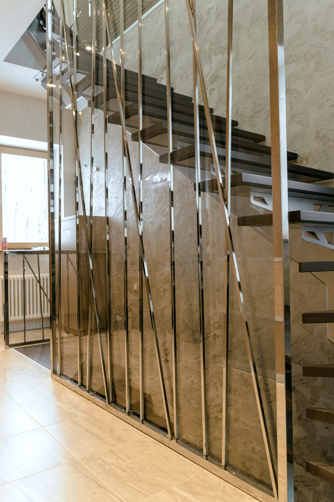 Лестница с декоративным ограждением из нержавеющей стали в частном доме