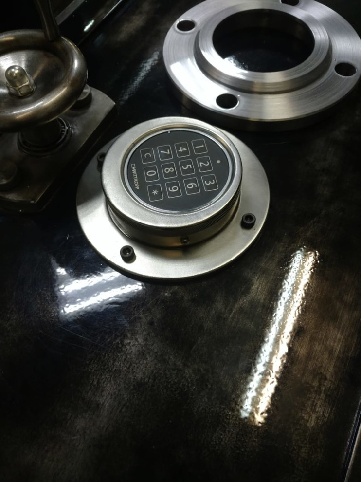 Металлический шкаф