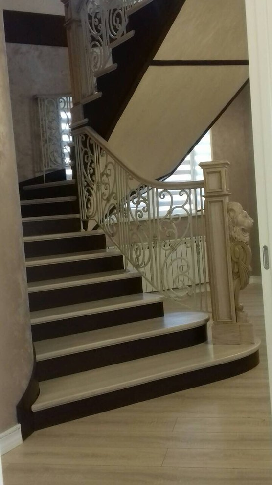 Лестница с кованными элементами