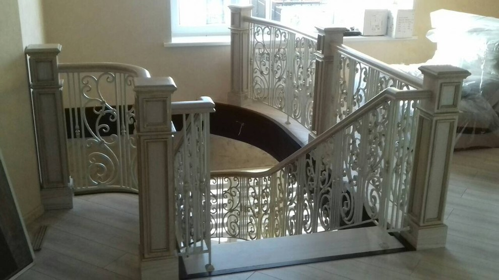 Лестница с кованными элементами