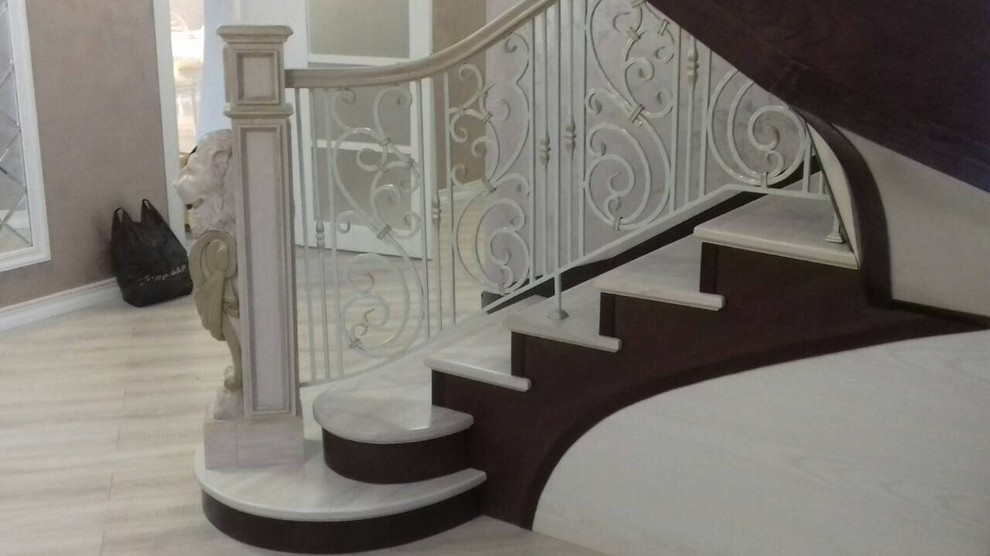 Лестница с кованными элементами