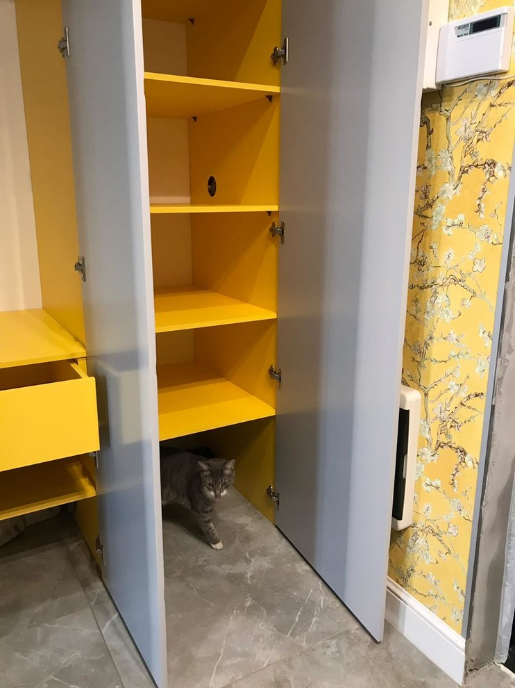 Встроенная прихожая ,гравировка ромб на фасадах