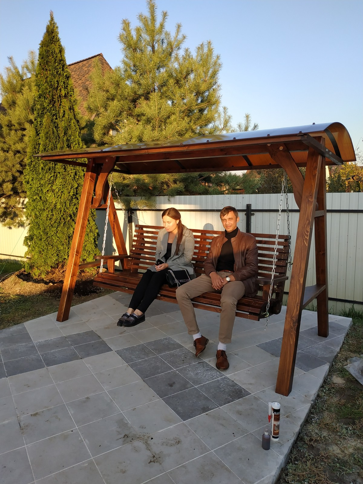 Садовые качели из дерева