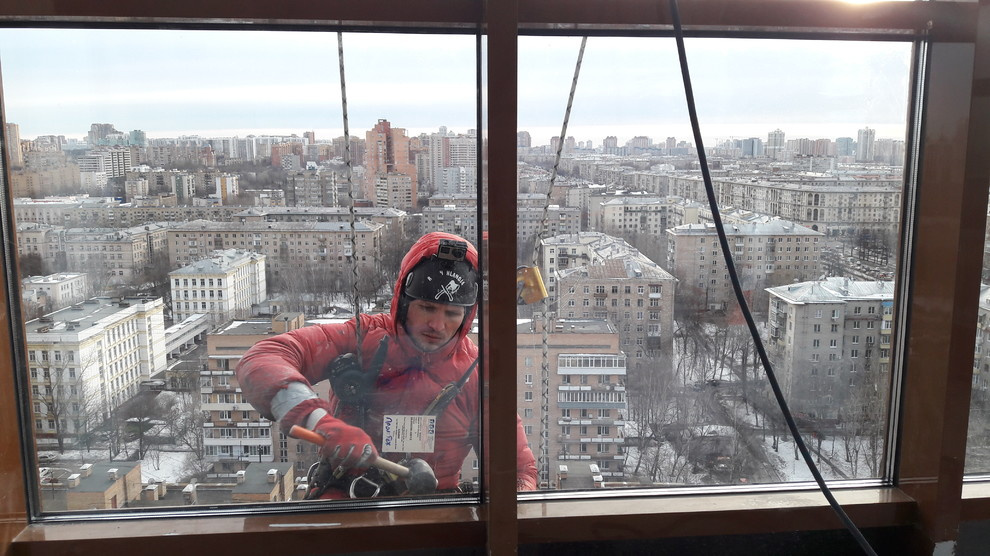 Монтаж энергоэффективных стеклопакетов альпинистами - ЖК Ленинский Проспект д.67