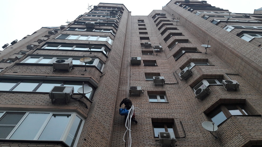 Герметизация швов домов, утепление швов стен альпинистами ТСЖ Вавилова 97