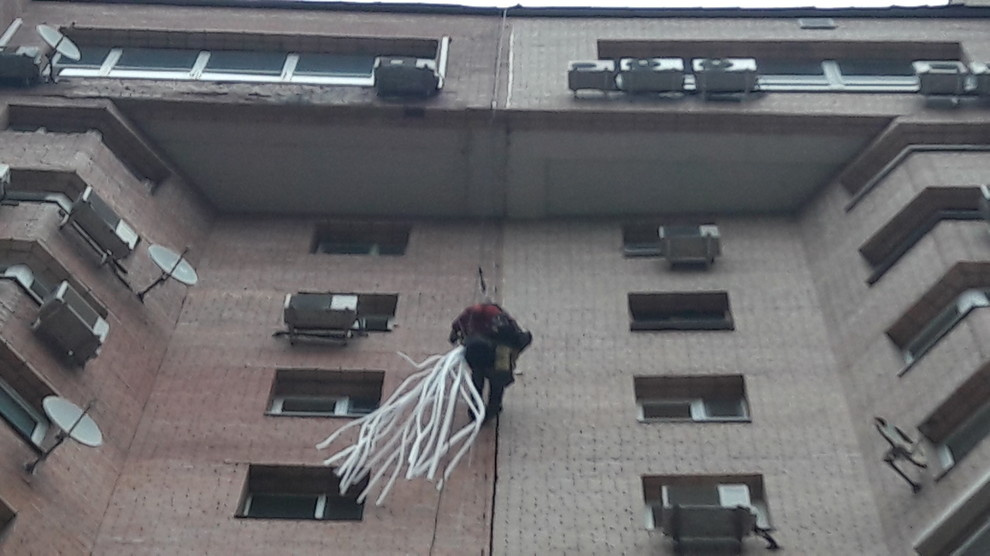 Герметизация швов домов, утепление швов стен альпинистами ТСЖ Вавилова 97