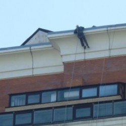 Монтаж архитектурной подсветки альпинистами ТСЖ Янтарный (ул. Лавочкина д.34 к1)