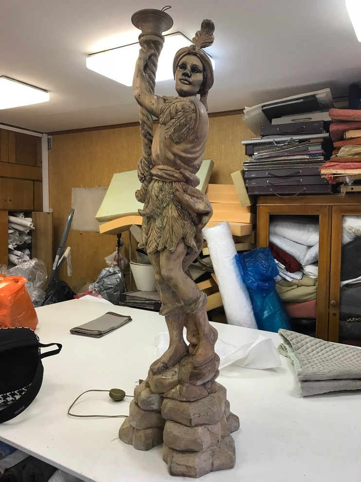 Вид деревянной скульптуры после снятия старого слоя краски