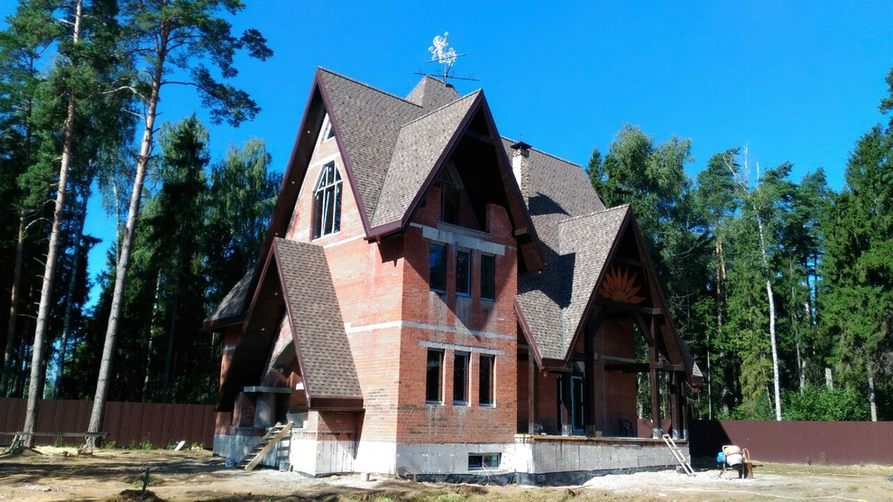 Кирпичный коттедж в 4 этажа