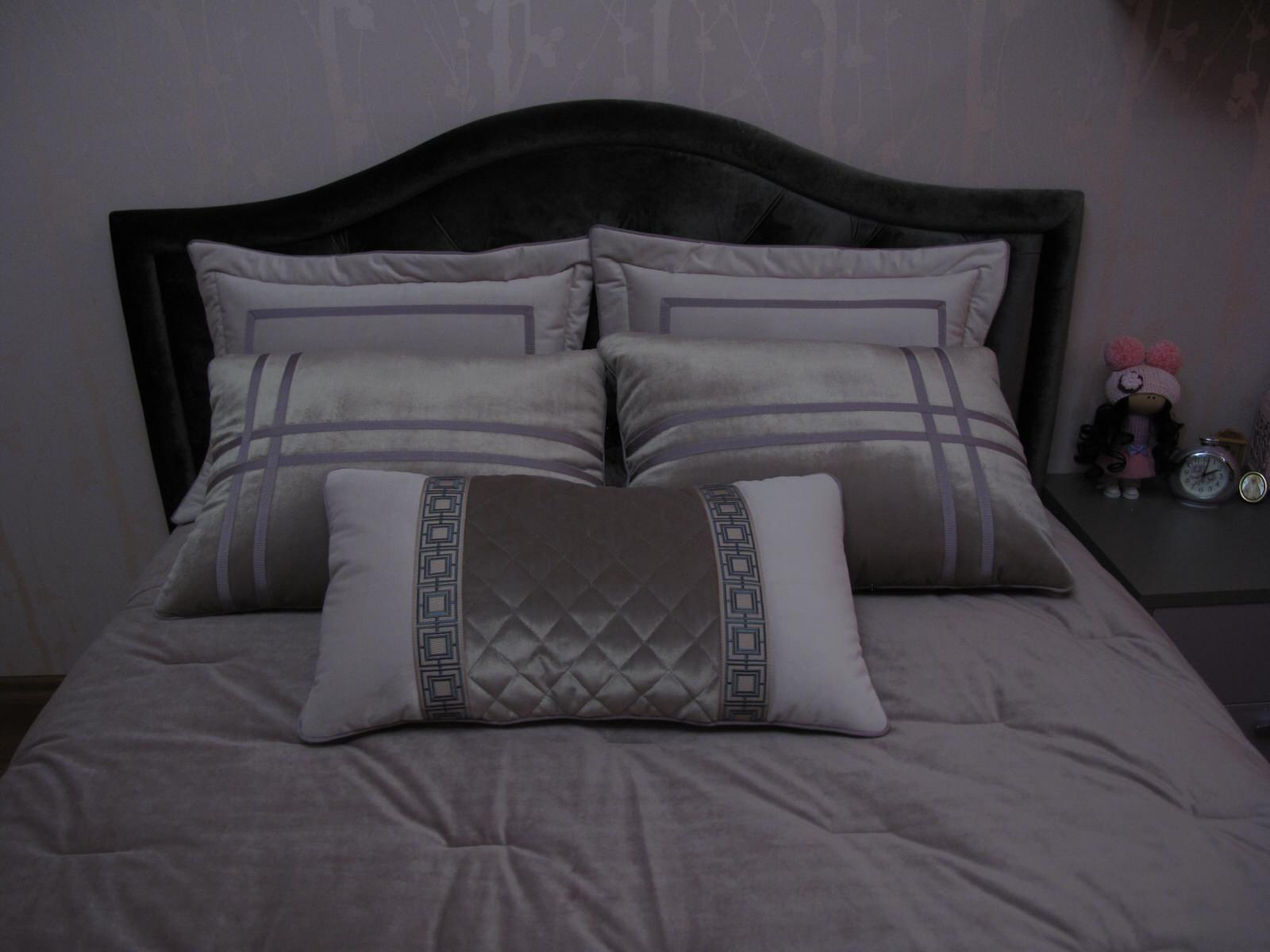 Спальня.подушки.бархат.