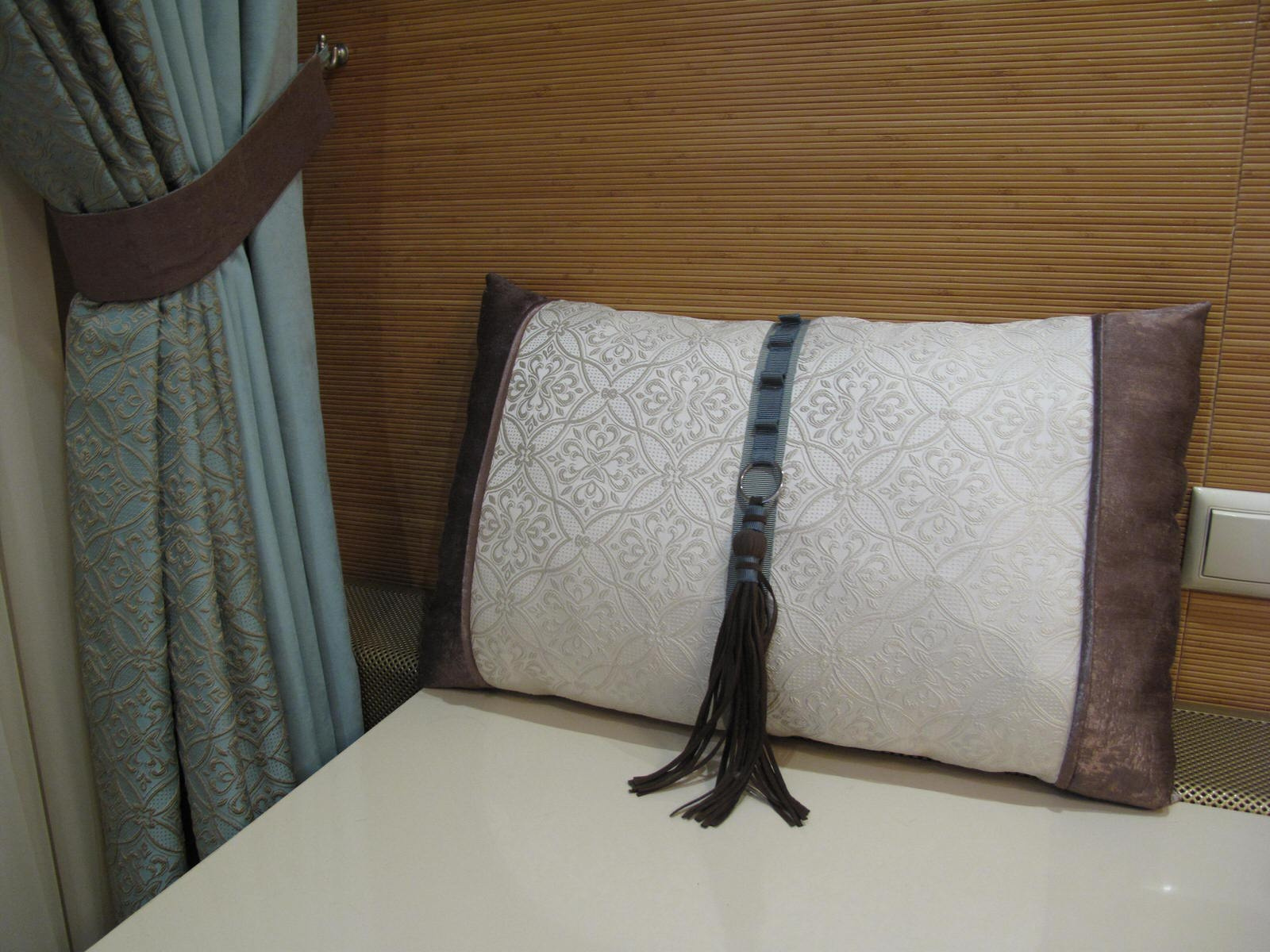 Спальня.подушки.бархат.