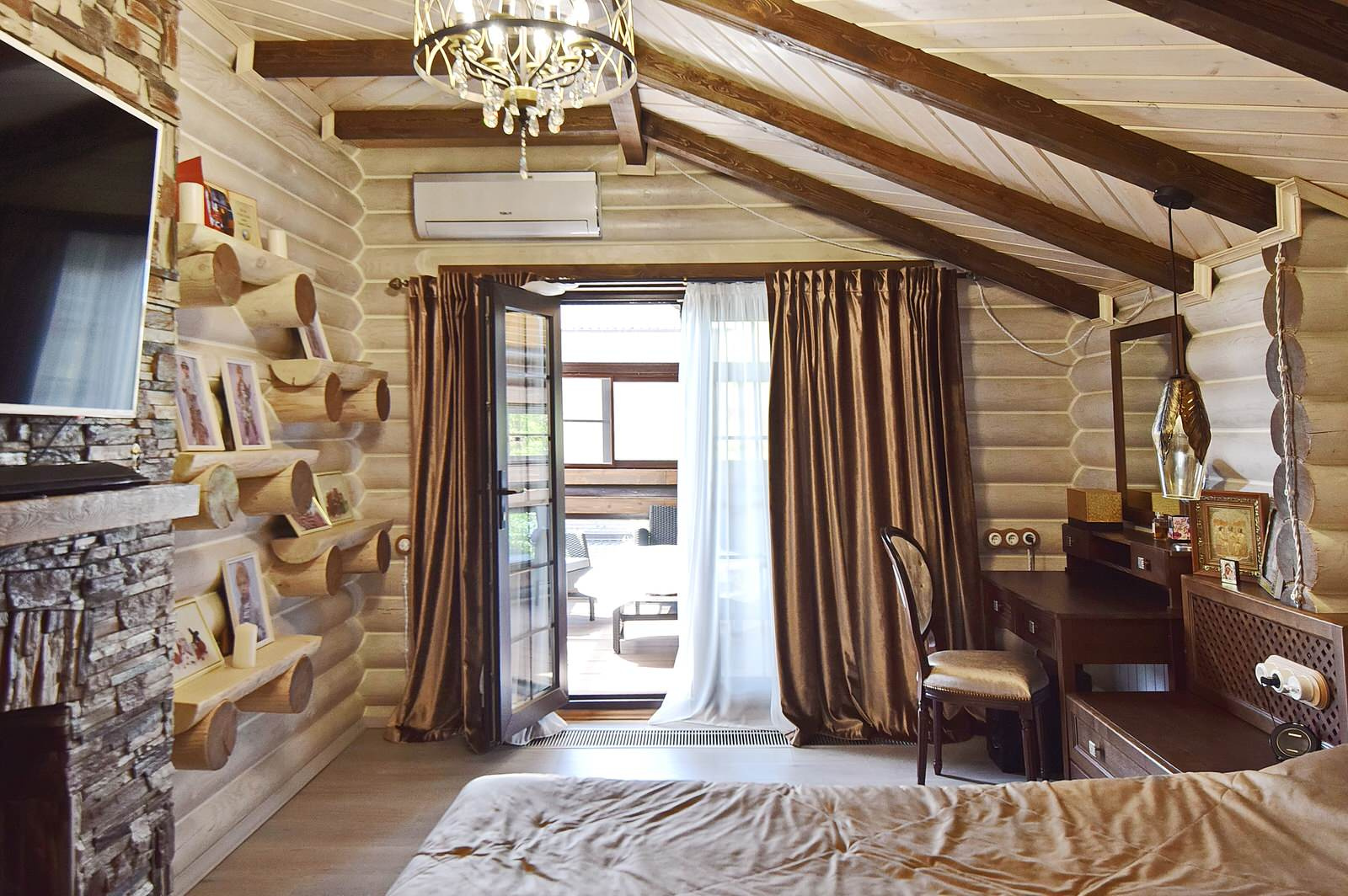 Интерьер дома из сруба