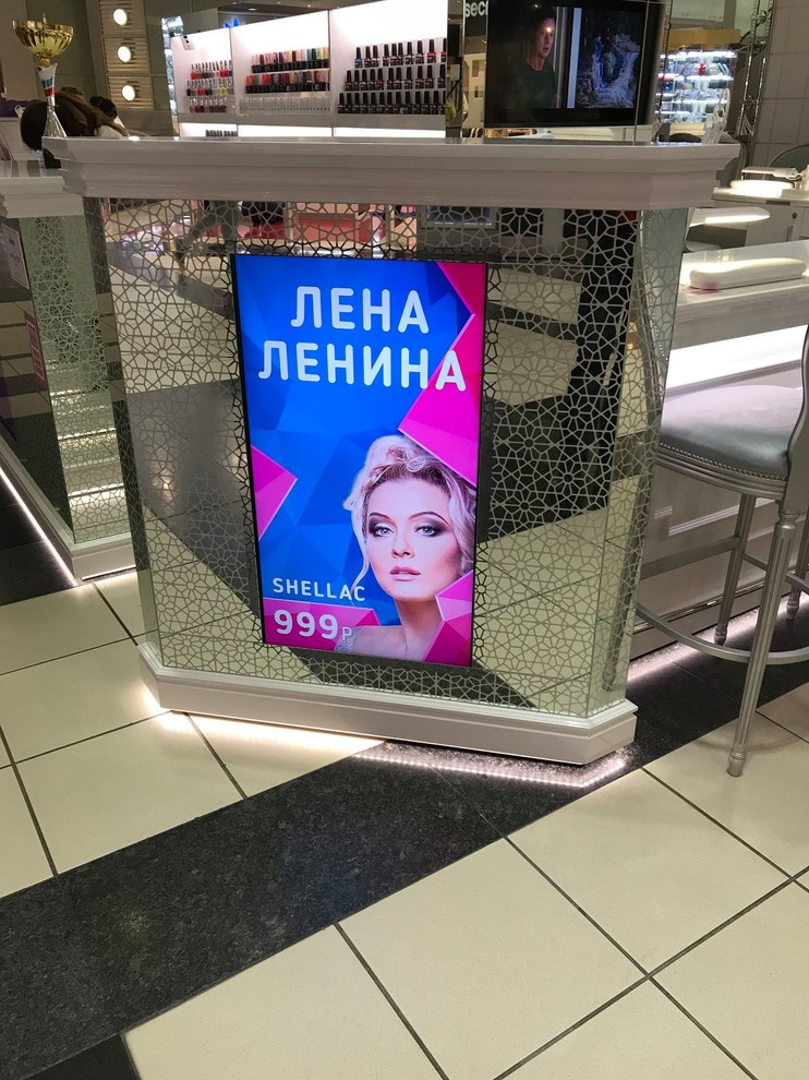 Зеркальное панно в салоне красоты.