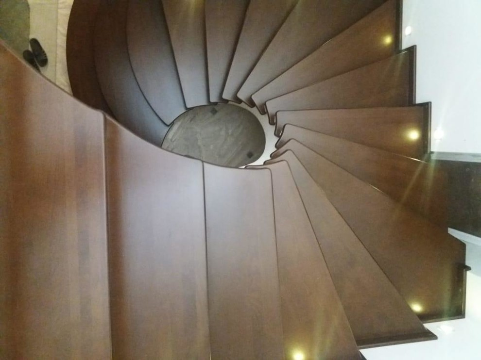 Лестница со ступенями из бука