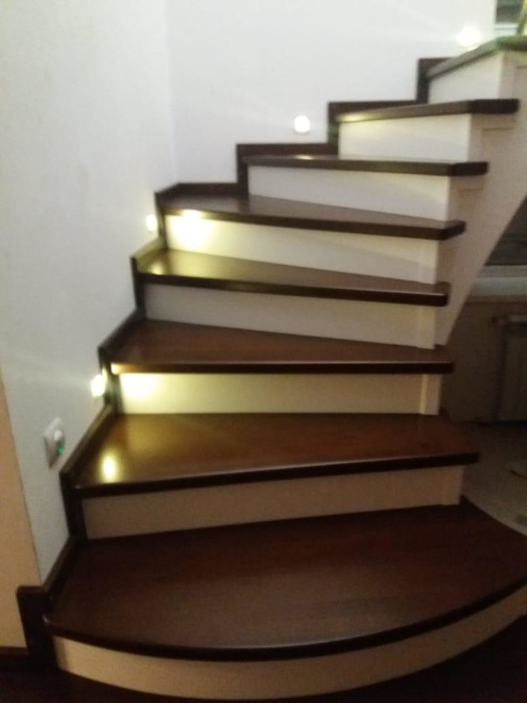 Обложка проекта: Лестница со ступенями из бука