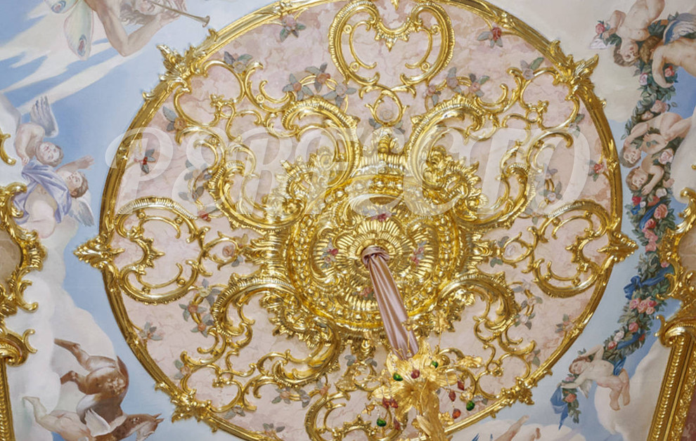 Обложка проекта: Потолок с лепным декором