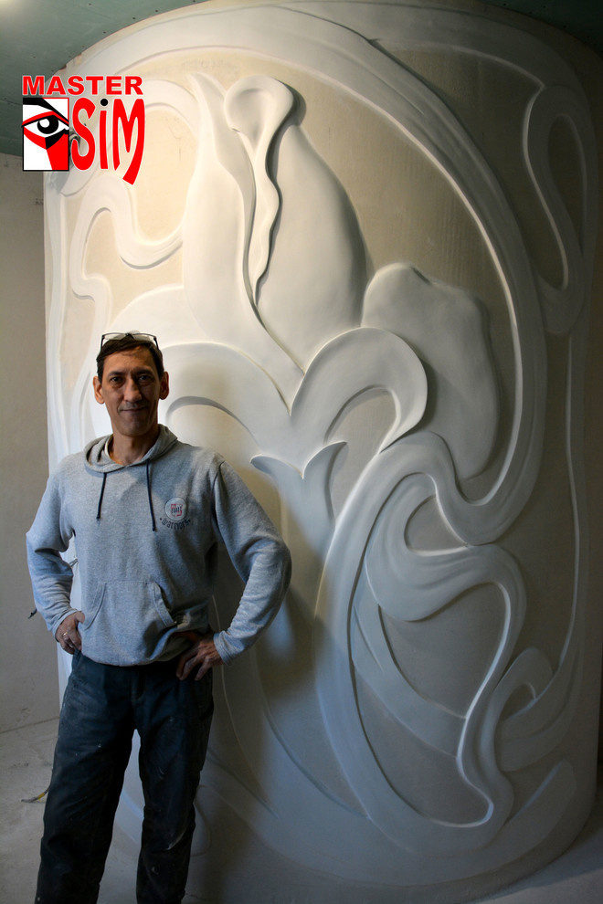 Барельеф ириса в гардеробной