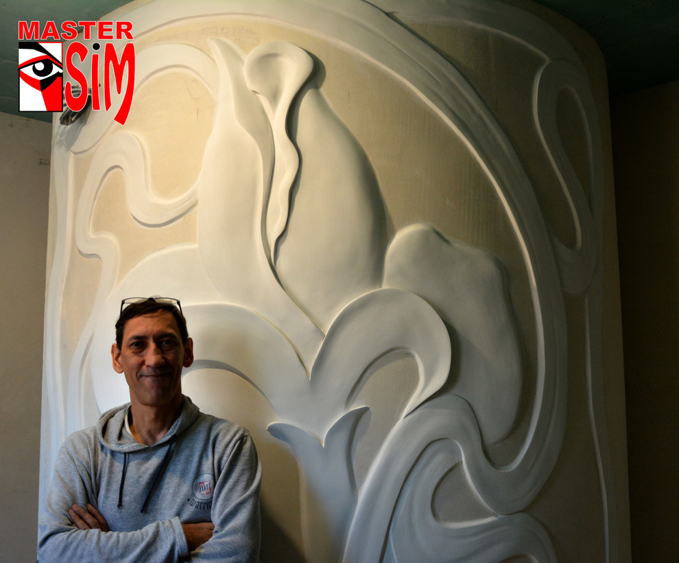 Барельеф ириса в гардеробной