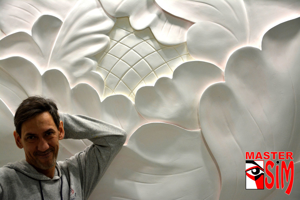 Барельеф на стене спальни Пион