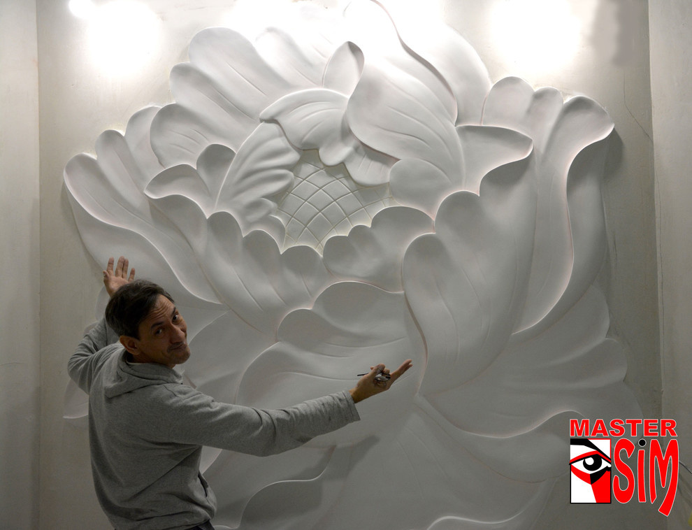 Барельеф на стене спальни Пион