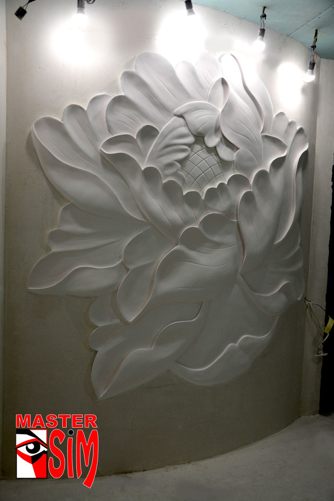 Барельеф на стене спальни Пион