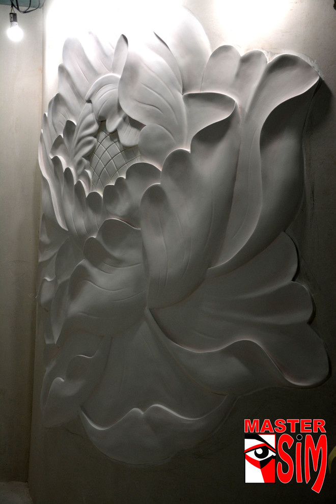 Барельеф на стене спальни Пион