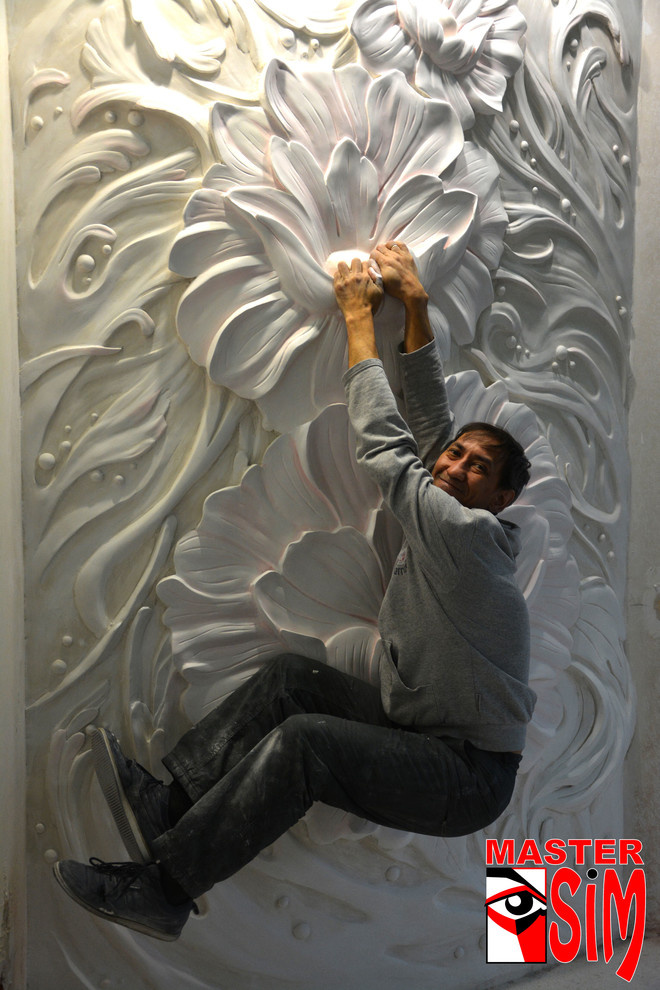 Барельеф цветы на стене в зале