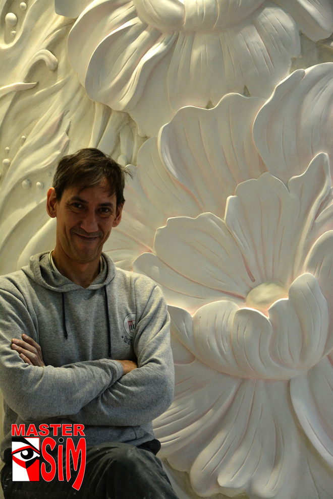 Обложка проекта: Барельеф цветы на стене в зале