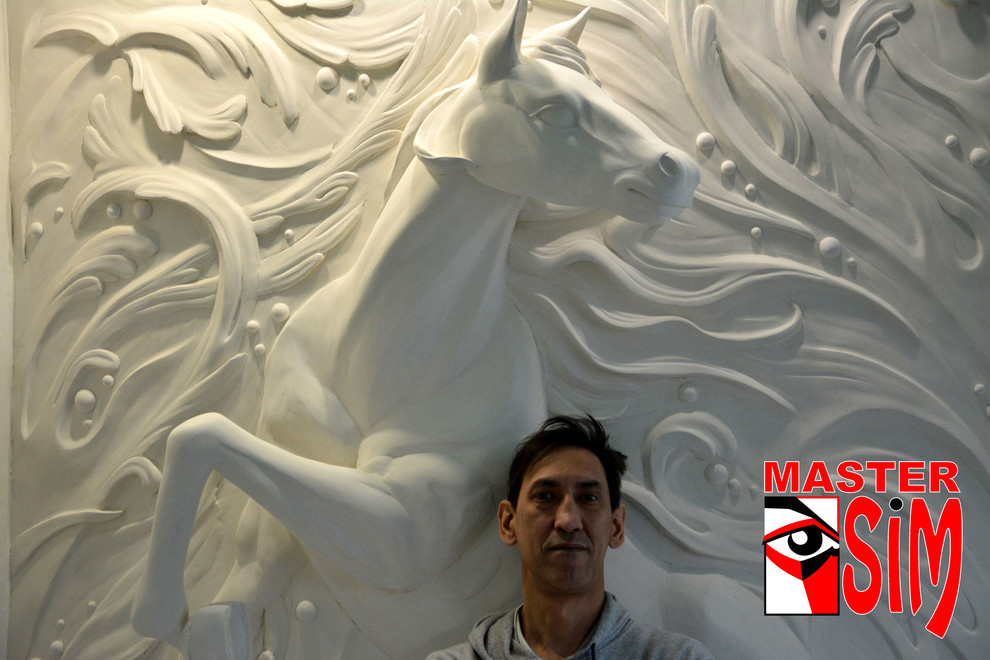 Барельеф лошадь