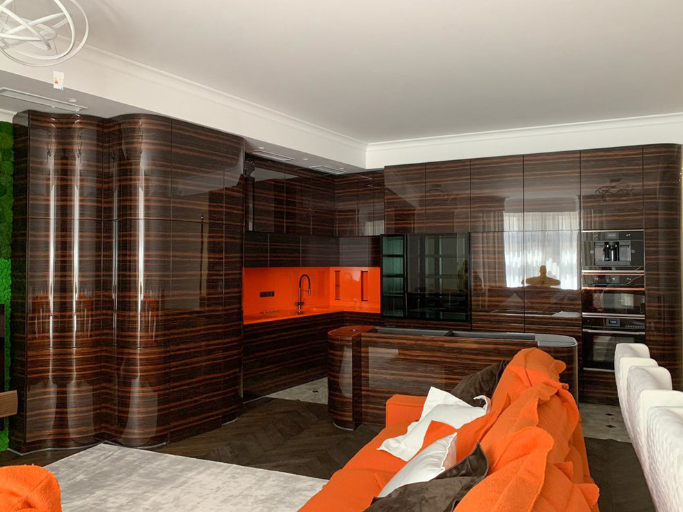 Кухня с переходом в ТВ-зону в шпоне