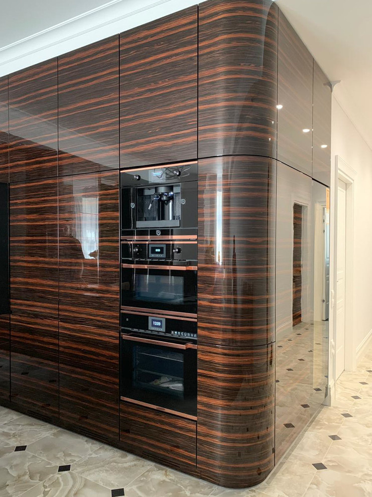 Кухня с переходом в ТВ-зону в шпоне