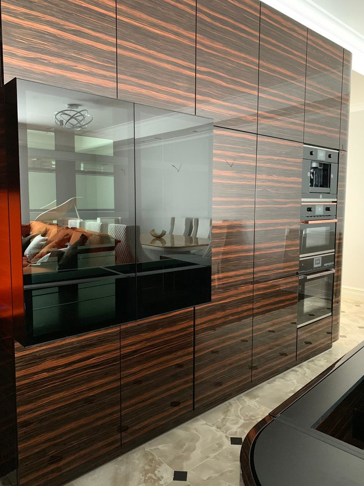 Кухня с переходом в ТВ-зону в шпоне