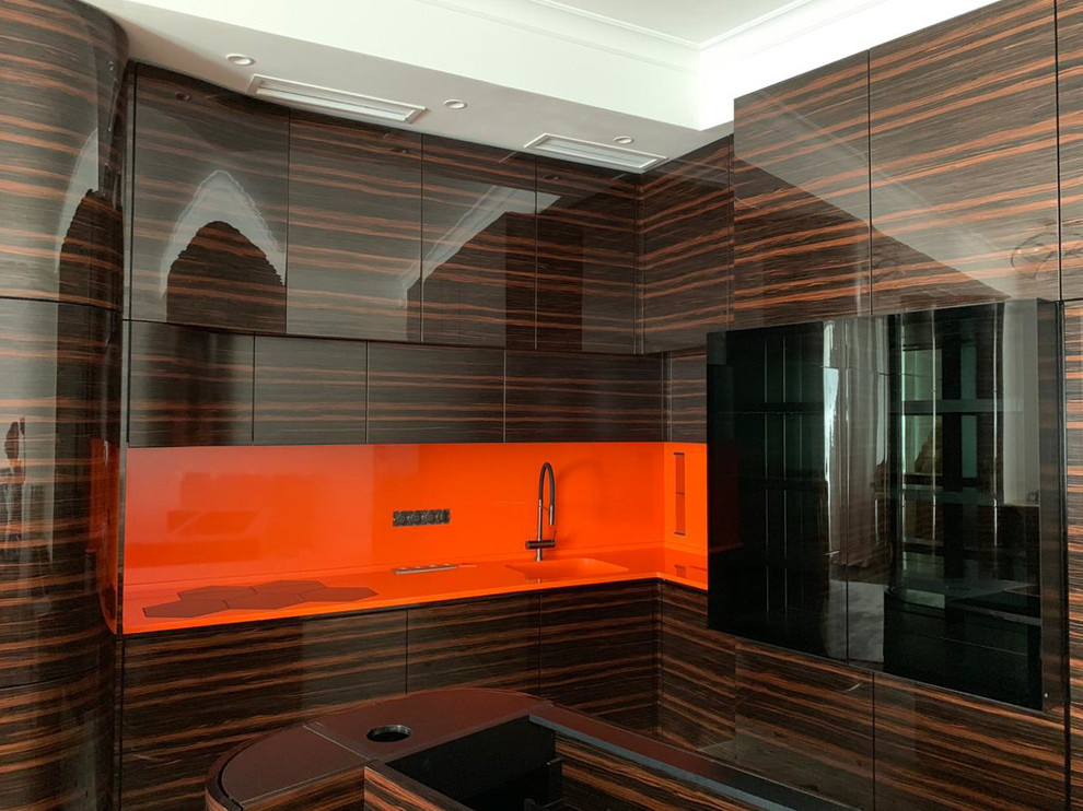 Кухня с переходом в ТВ-зону в шпоне