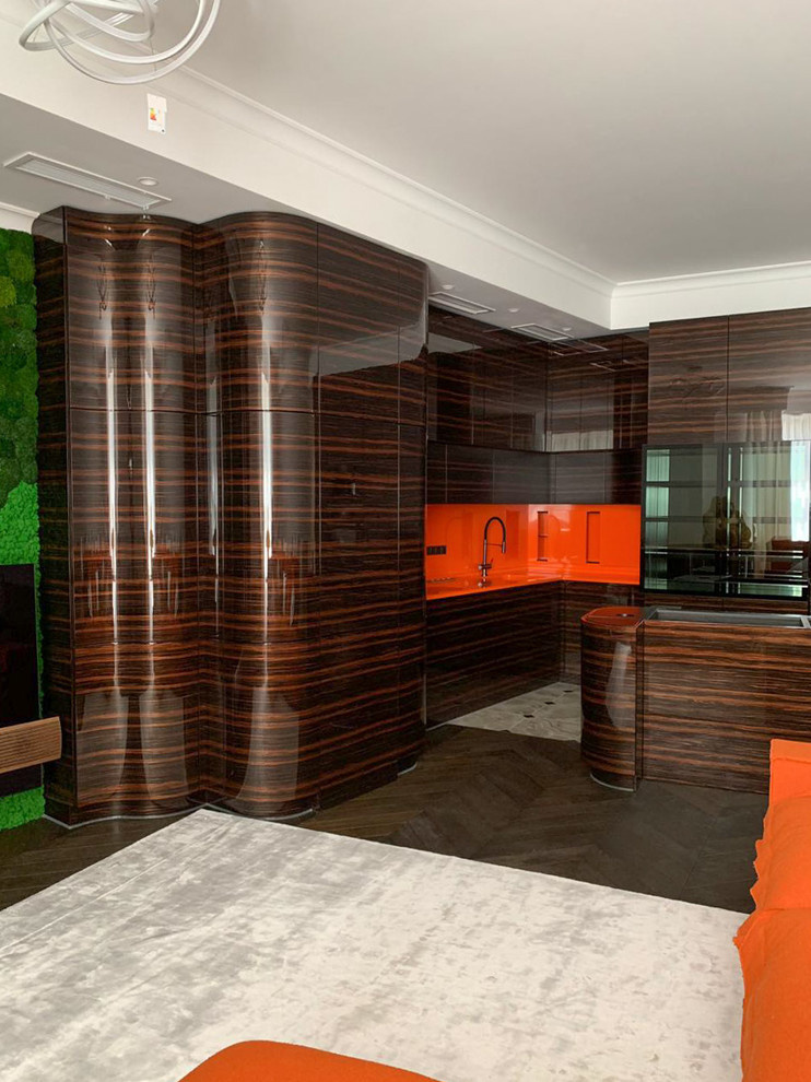 Кухня с переходом в ТВ-зону в шпоне