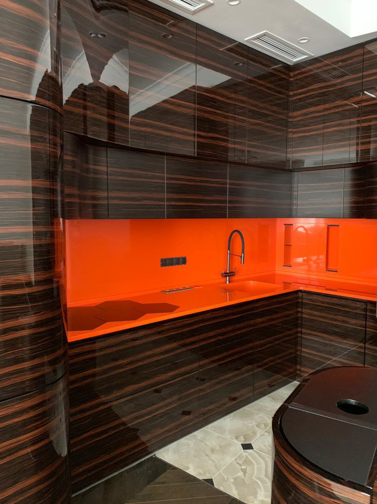 Кухня с переходом в ТВ-зону в шпоне