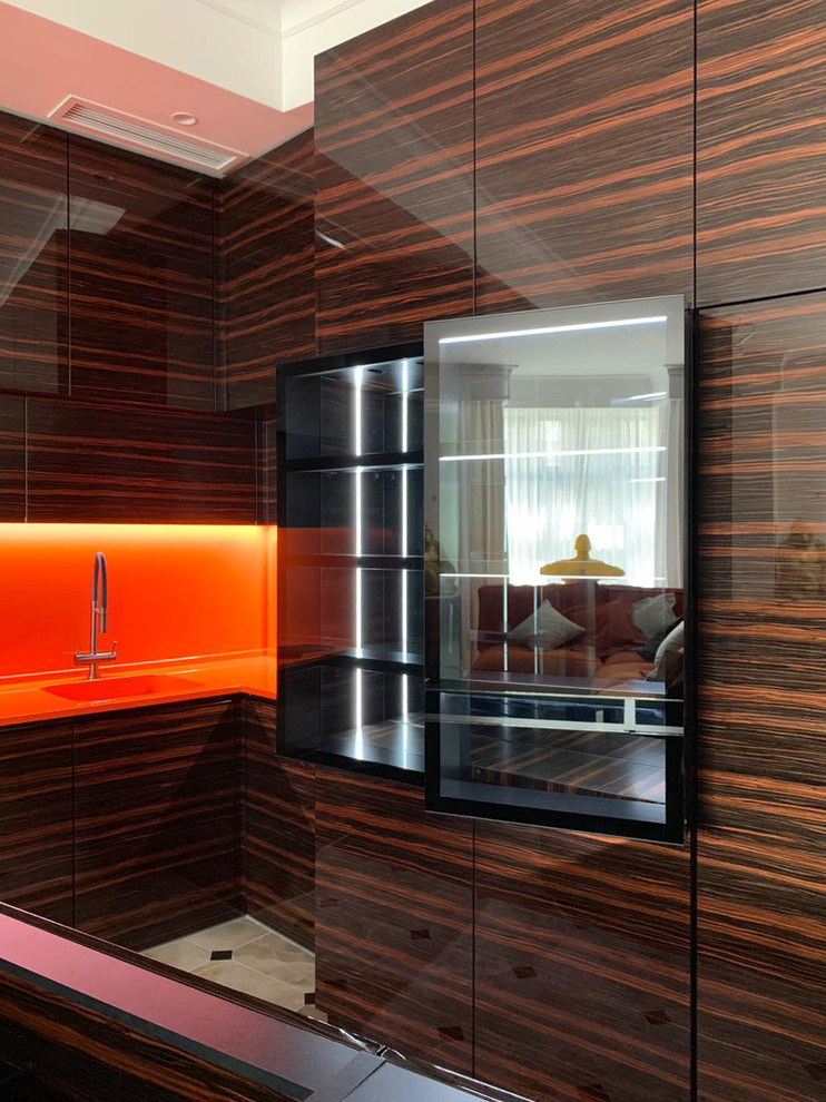 Кухня с переходом в ТВ-зону в шпоне