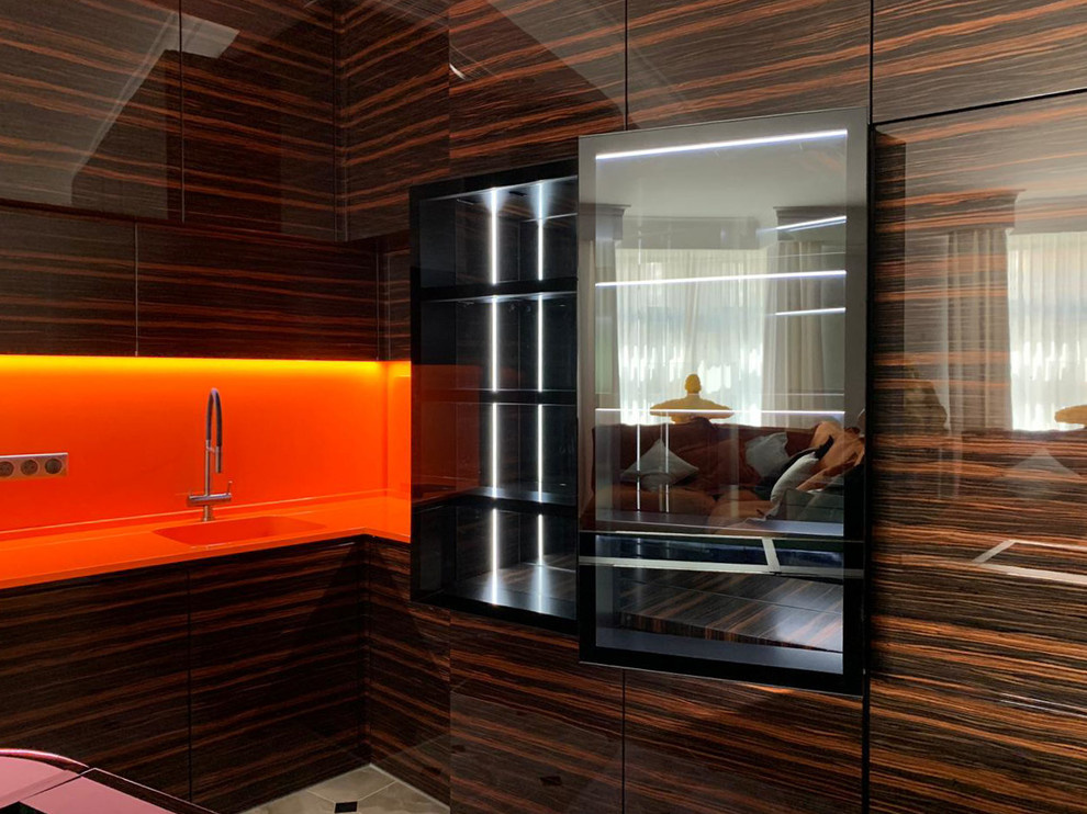 Кухня с переходом в ТВ-зону в шпоне