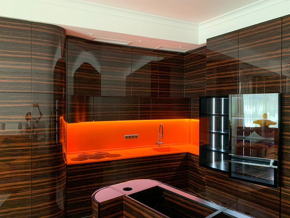 Кухня с переходом в ТВ-зону в шпоне