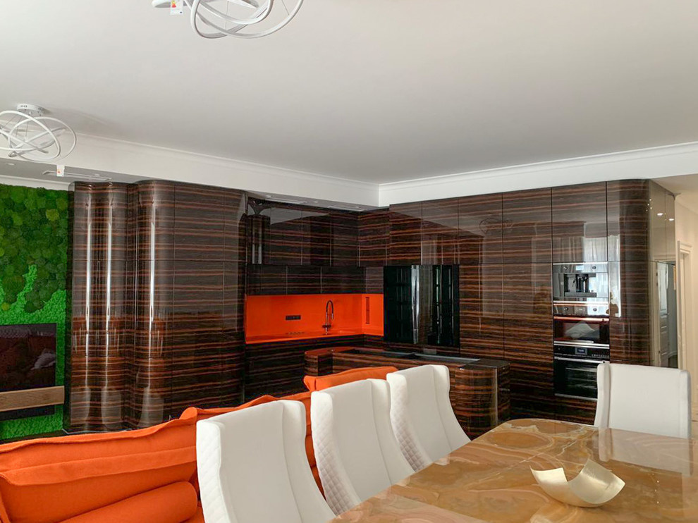 Кухня с переходом в ТВ-зону в шпоне