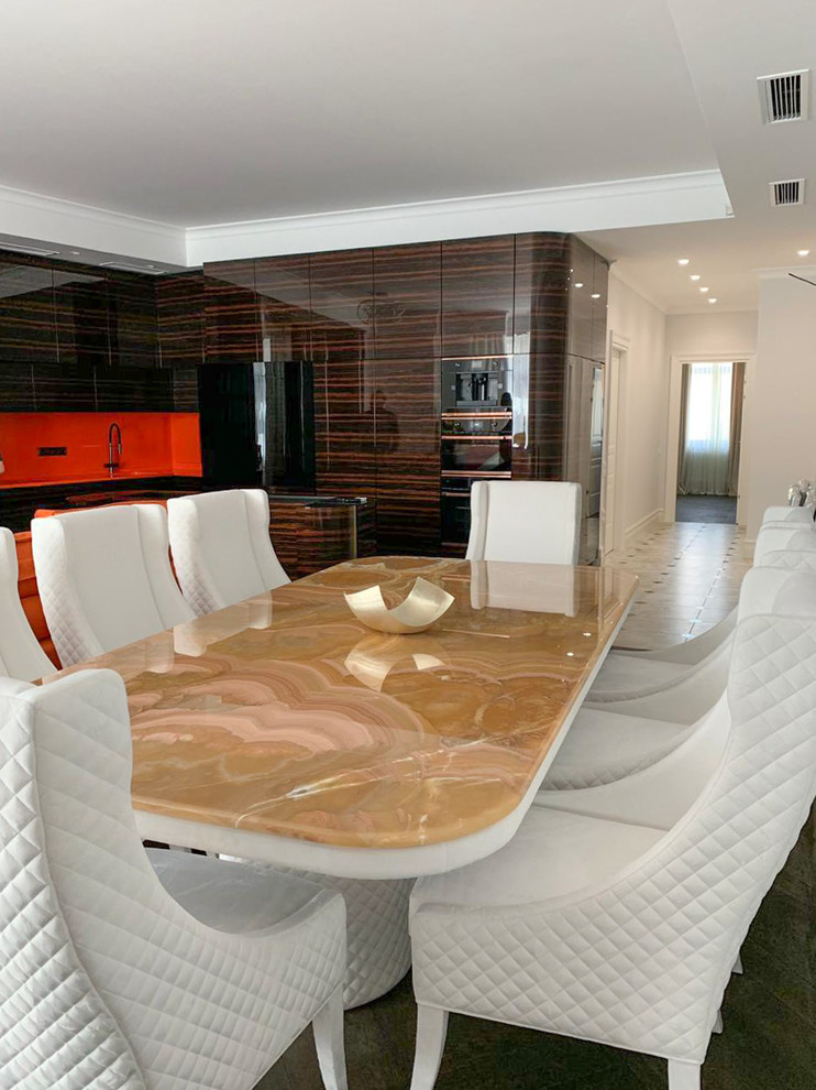 Кухня с переходом в ТВ-зону в шпоне